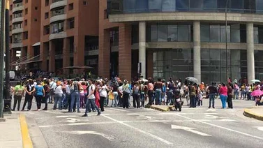 Docentes trancaron la Rómulo Gallegos para exigir mejoras salariales