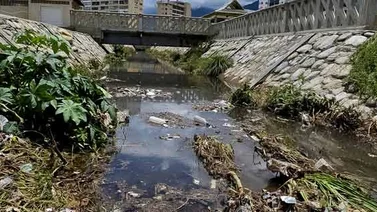 Los fuertes aguaceros dan alerta en Vargas