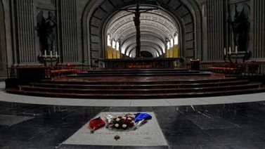 Flores y lamentos en la tumba de Franco