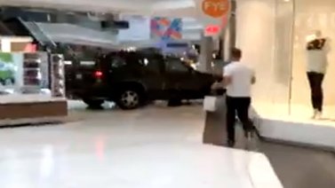 Hombre entra con su auto a un centro comercial de Chicago
