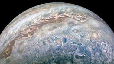 Gigantescas tormentas de amoníaco se elevan desde las capas interiores de Júpiter