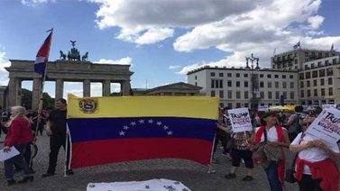 Activistas alemanes protestaron frente a embajada de EEUU en respaldo a Maduro