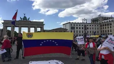 Activistas alemanes protestaron frente a embajada de EEUU en respaldo a Maduro Activistas alemanes protestaron frente a embajada de EEUU en respaldo a Maduro