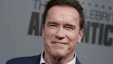 Arnold Schwarzenegger recibió una "patada voladora" durante un evento público (Video)