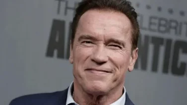 Arnold Schwarzenegger recibió una "patada voladora" durante un evento público (Video)