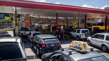 Largas colas para poder adquirir gasolina inundan el país (+Videos)
