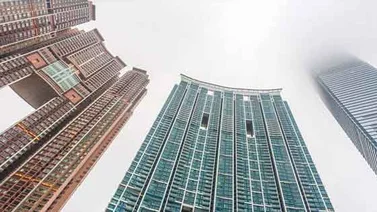 Los agujeros en los rascacielos que le dan energía positiva a Hong Kong