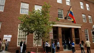 Personas que no desalojen la embajada de Venezuela en EEUU serán detenidas (Video) Personas que no desalojen la embajada de Venezuela en EEUU serán detenidas (Video)