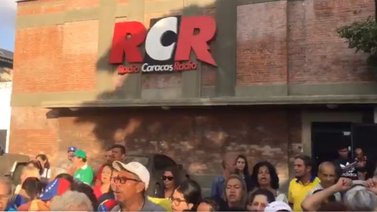 Ciudadanos se concentraron en inmediaciones de RCR en defensa de la libertad de expresión