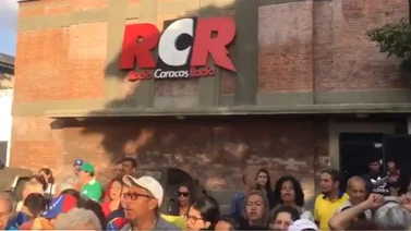 Ciudadanos se concentraron en inmediaciones de RCR en defensa de la libertad de expresión