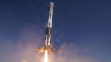 SpaceX lanzó cohete con cápsula Dragon que lleva suministros para la EEI
