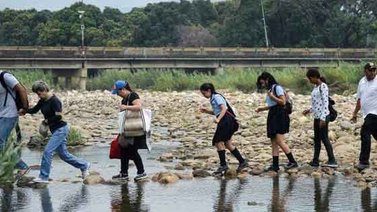 Colombia espera que el Gobierno permita el acceso a buses escolares por el puente fronterizo