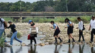 Colombia espera que el Gobierno permita el acceso a buses escolares por el puente fronterizo