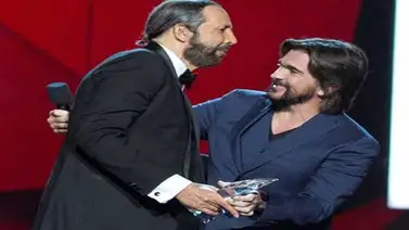 Juan Luis Guerra recibe el Premio Billboard a la Trayectoria Artística Juan Luis Guerra recibe el Premio Billboard a la Trayectoria Artística