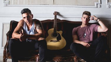 Juan y Rafa traspasan fronteras con "Atrévete" (+Video)