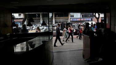 EFE: Además de la luz, ¿qué pierde el país con los apagones?