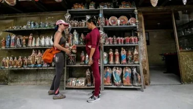 AFP: La peregrinación de una venezolana para vender estatuas religiosas en Colombia
