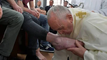 El papa Francisco lava y besa los pies a 12 reclusos de una cárcel en Italia
