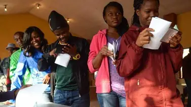 Oposición sudafricana pide romper con la costumbre de votar según la "raza" Oposición sudafricana pide romper con la costumbre de votar según la "raza"