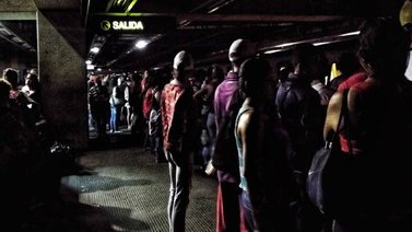 Usuarios se quedaron varados en el Metro en la noche de este 16-A