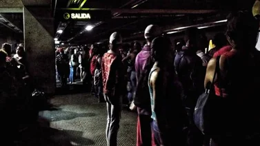 Usuarios se quedaron varados en el Metro en la noche de este 16-A