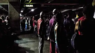 Usuarios se quedaron varados en el Metro en la noche de este 16-A Usuarios se quedaron varados en el Metro en la noche de este 16-A
