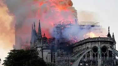 Pence lamenta incendio en Notre Dame: Es desgarrador ver una casa de Dios en llamas Pence lamenta incendio en Notre Dame: Es desgarrador ver una casa de Dios en llamas