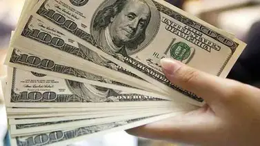 Economista asegura que en el país existe una "dolarización informal" que estabiliza los precios Economista asegura que en el país existe una "dolarización informal" que estabiliza los precios