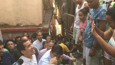 Guaidó entregó ayuda humanitaria en Petare en una visita sorpresa