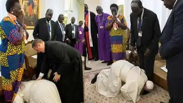 El papa Francisco se arrodilló y besó los pies de líderes opositores de Sudán del Sur El papa Francisco se arrodilló y besó los pies de líderes opositores de Sudán del Sur