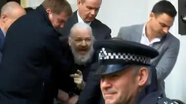 Julian Assange fue detenido en la embajada ecuatoriana en Londres (+Video) Julian Assange fue detenido en la embajada ecuatoriana en Londres (+Video)