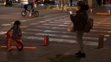 Tel Aviv instala semáforos para "zombis" que usan el celular