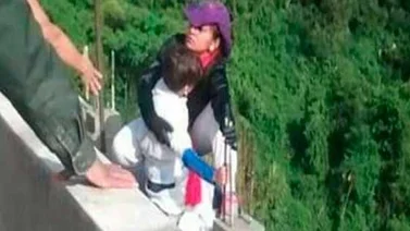 Lea la carta que dejó la mujer que saltó desde un puente en Colombia con su hijo