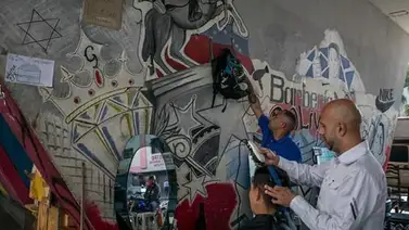 EFE: Las barberías de Caracas no cierran, se mudan a las aceras EFE: Las barberías de Caracas no cierran, se mudan a las aceras