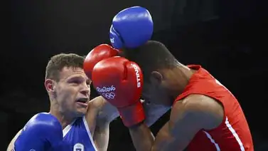 Un boxeador le pide matrimonio a su pareja en pleno ring y tras perder por nocaut Un boxeador le pide matrimonio a su pareja en pleno ring y tras perder por nocaut