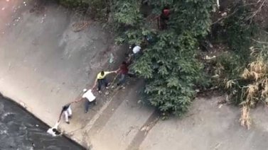 Salvaron a hombre que cayó al río Guaire durante movilización de este sábado