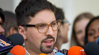 Guevara: A Guaidó le congelan la cuenta "con la que recarga el saldo y el Directv"