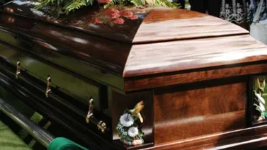 Video: Su torpeza logró que el muerto se saliera del ataúd en un entierro