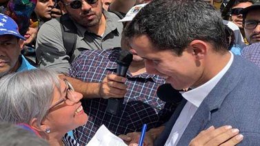 Madre de Guaidó aparece en acto político para reencontrarse con su hijo