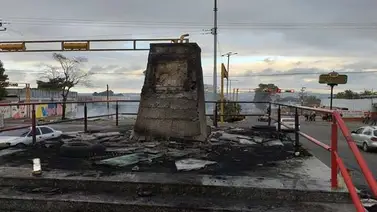 Manifestantes quemaron y tumbaron estatua de Chávez en San Félix Manifestantes quemaron y tumbaron estatua de Chávez en San Félix
