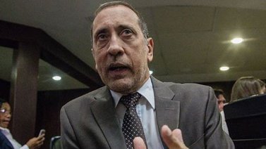 Denuncian que grupo afecto al Gobierno agredió al diputado José Guerra a su salida de la AN