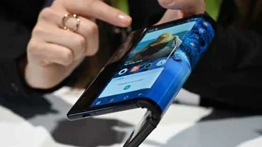 Muestran el primer celular plegable ya disponible en el mundo