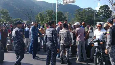 En Antímano cierran la avenida intercomunal para exigir distribución de gas