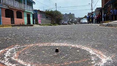 Mataron a una mujer y la tiraron en la calle