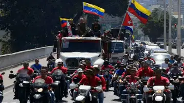 Colectivos prometen defender a Maduro con el "fusil en la mano" Colectivos prometen defender a Maduro con el "fusil en la mano"