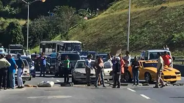 Trancan la autopista Prados del Este exigiendo entrega de perniles y cajas Clap (+Fotos) Trancan la autopista Prados del Este exigiendo entrega de perniles y cajas Clap (+Fotos)