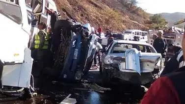Accidente en la Petare-Guarenas dejó al menos un fallecido y más de 30 heridos (+Fotos) Accidente en la Petare-Guarenas dejó al menos un fallecido y más de 30 heridos (+Fotos)