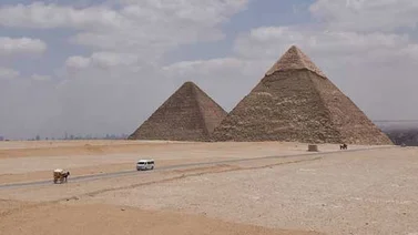 Al menos tres muertos y 11 heridos en una explosión en un bus cerca de las pirámides de Giza