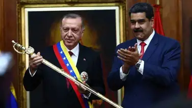 Maduro condecora a Erdogan y le entrega la réplica de la espada de Bolívar Maduro condecora a Erdogan y le entrega la réplica de la espada de Bolívar