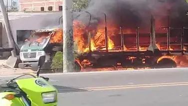 Dos policías heridos y un camión incendiado deja ataque en norte de Colombia Dos policías heridos y un camión incendiado deja ataque en norte de Colombia